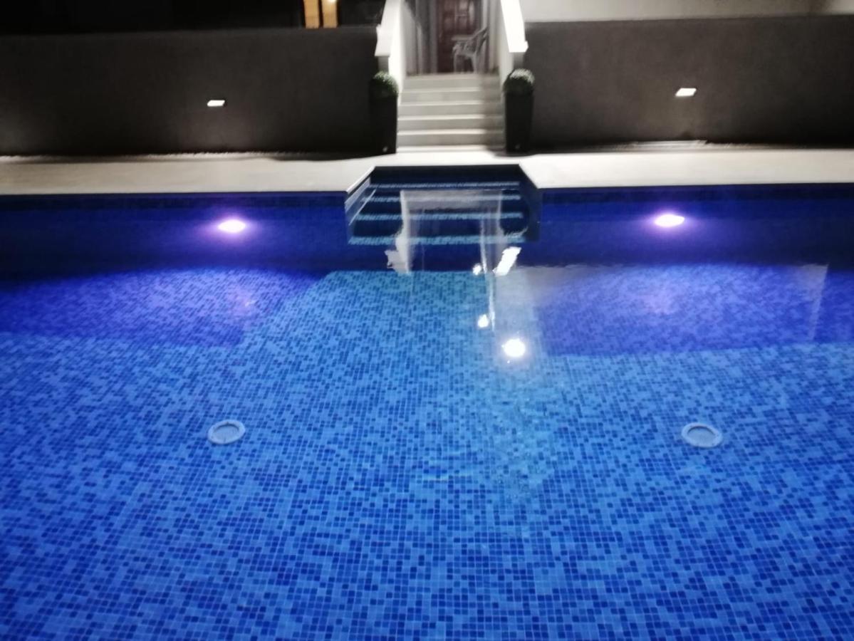 פורץ Holiday Home Victoria מראה חיצוני תמונה